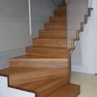 schody drewniane z balustradą