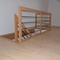 drewniana balustrada na piętrze