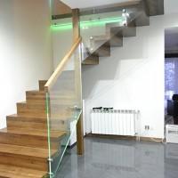 schody zabiegowe ze szklaną balustradą