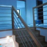 balustrada przy schodach drewnianych