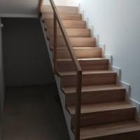 schody drewniane z poręczą