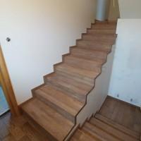 drewniane stopnie schodowe