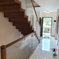 schody dywanowe ze szklaną balustradą