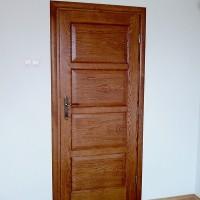 drzwi z drewnianych desek