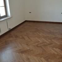podłoga drewniana ułożona w jodełkę